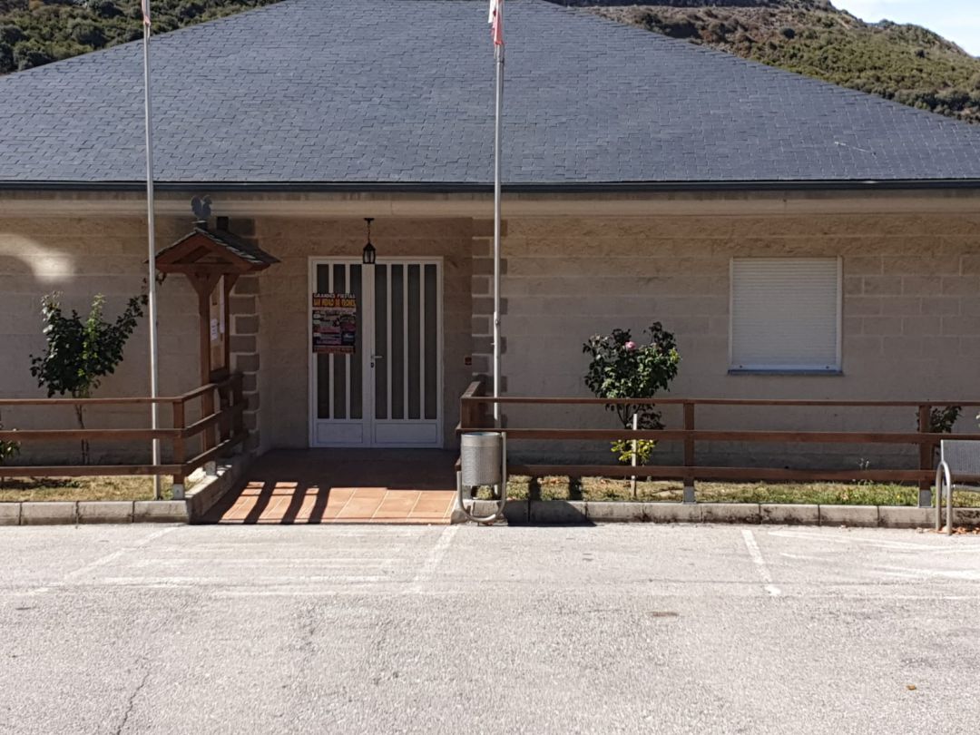 Vista frontal del edificio público donde se adecuará una sala para su uso como velatorio Vista frontal del edificio público donde se adecuará una sala para su uso como velatorio