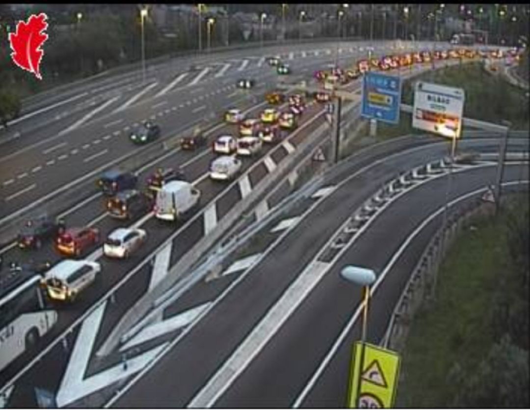 El cierre del acceso por San Mamés colapsa las principales vías de Bilbao El cierre del acceso por San Mamés colapsa las principales vías de Bilbao