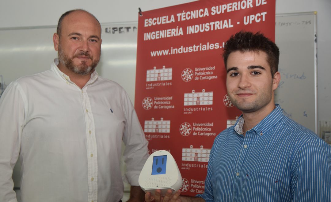 José Antonio Jiménez sostiene al robot junto al profesor Joaquín Roca José Antonio Jiménez sostiene al robot junto al profesor Joaquín Roca