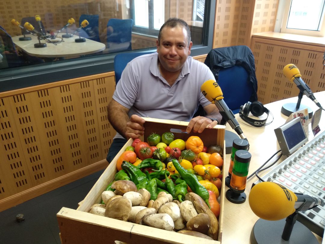 Toño Jiménez, en los estudios de Radio Castilla Toño Jiménez, en los estudios de Radio Castilla