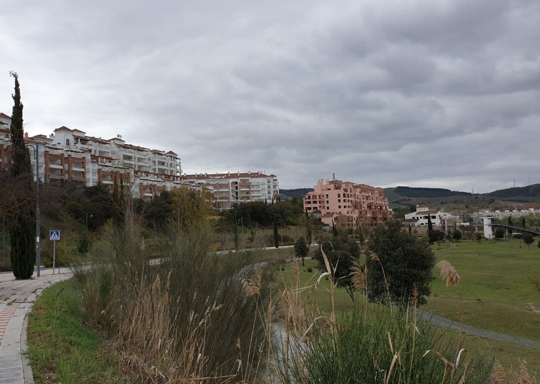 Edificios y campo de golf abandonados en Medina Elvira, Atarfe (Granada) Edificios y campo de golf abandonados en Medina Elvira, Atarfe (Granada)