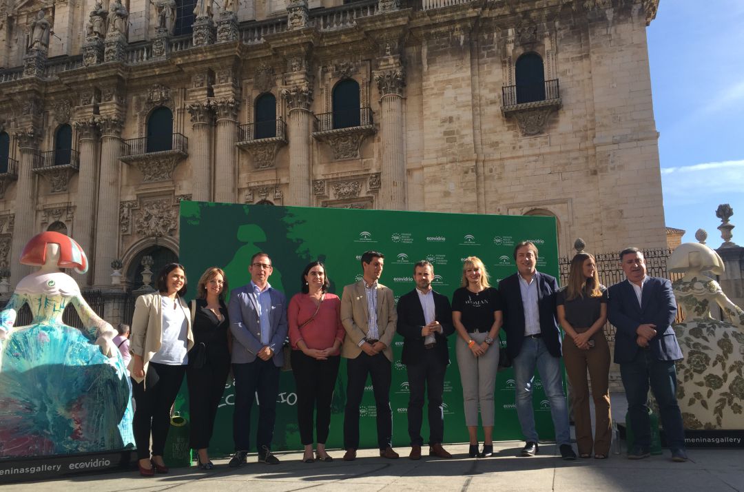 Autoridades posan ante dos de las meninas exhibidas en la capital jiennense Autoridades posan ante dos de las meninas exhibidas en la capital jiennense