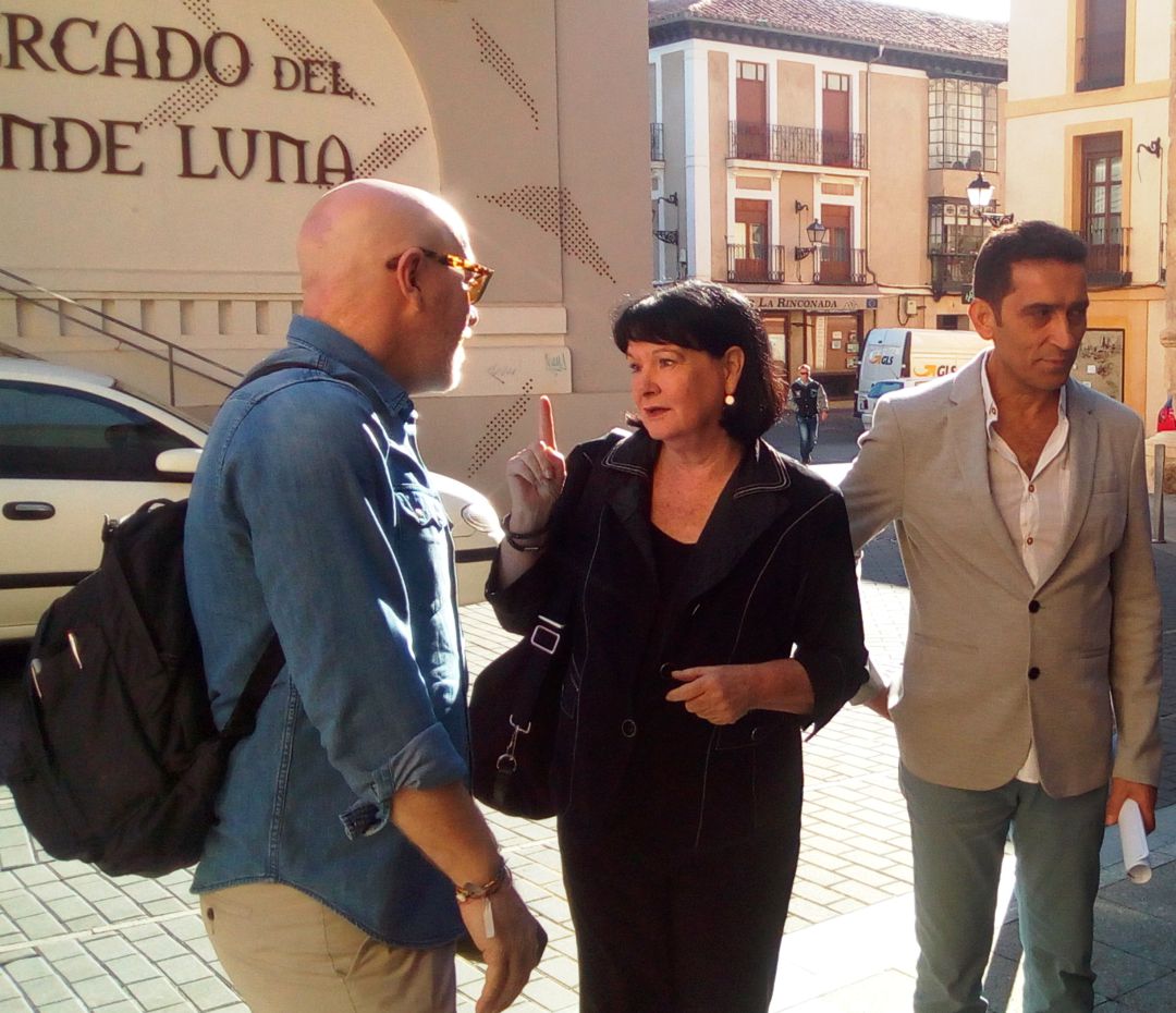 La Secretaria General de la Confederación Internacional de Sindicatos, Sharan Burrow (c.), en su visita a León La Secretaria General de la Confederación Internacional de Sindicatos, Sharan Burrow (c.), en su visita a León