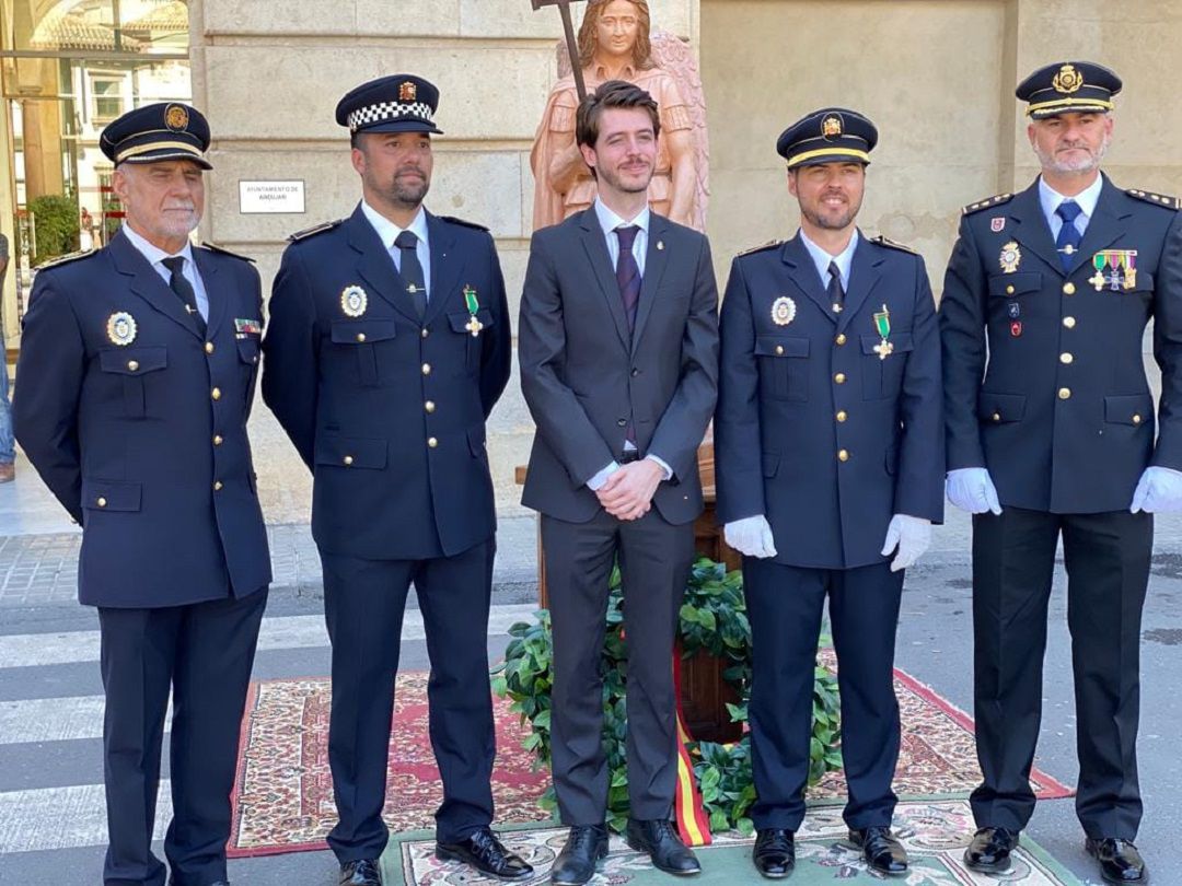 Agentes de la policía local de Linares condecorados, junto a sus superiores y el primer teniente de alcalde, Javier Bris. Agentes de la policía local de Linares condecorados, junto a sus superiores y el primer teniente de alcalde, Javier Bris.