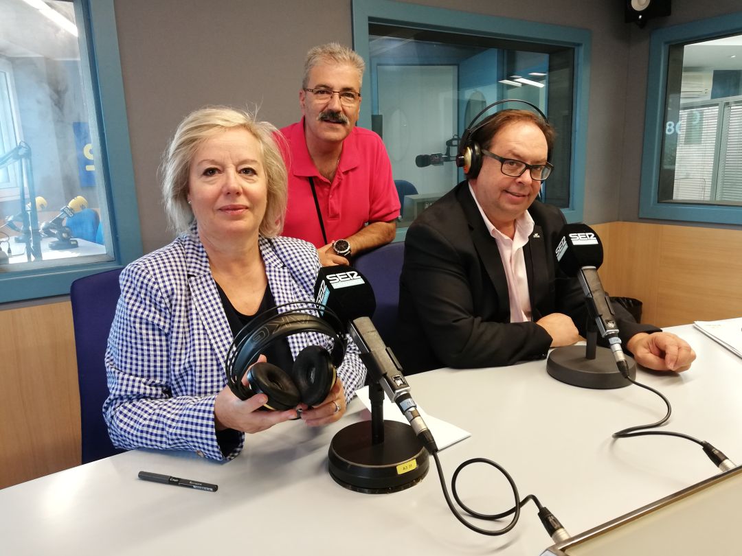 Representants de Fecom, Eix Comercial de Lleida i PIMEC-Comerç a Lleida, als estudis de Ràdio Lleida-SER Catalunya. Representants de Fecom, Eix Comercial de Lleida i PIMEC-Comerç a Lleida, als estudis de Ràdio Lleida-SER Catalunya.