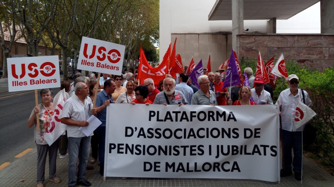 Medio centenar de jubilados se concentra en Palma para exigir una pensión digna