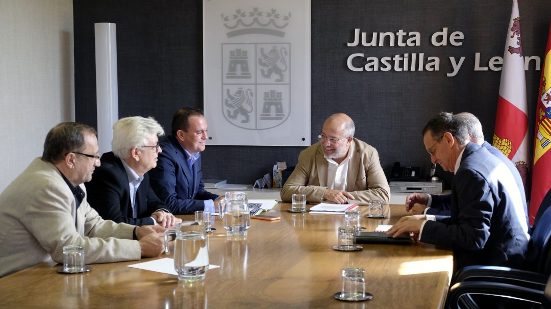 Momento de la reunión entre el vicepresidente de la Junta de Castilla y León, Francisco Igea, y los promotores de la biorrefinería de Barcial del Barco Momento de la reunión entre el vicepresidente de la Junta de Castilla y León, Francisco Igea, y los promotores de la biorrefinería de Barcial del Barco