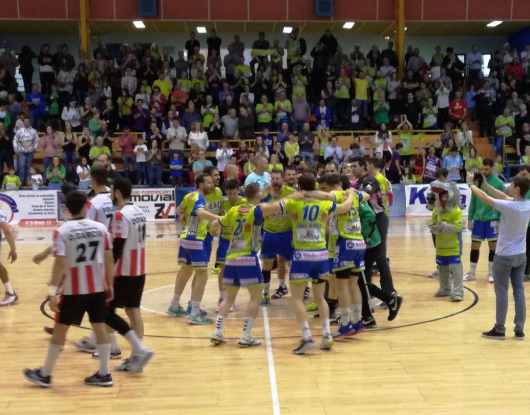 Celebración de la victoria ante Puerto Sagunto, que clasificó al Bm Zamora para la Fase de Ascenso Celebración de la victoria ante Puerto Sagunto, que clasificó al Bm Zamora para la Fase de Ascenso