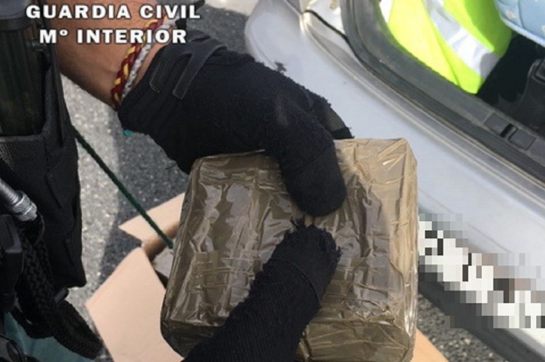La droga iba escondida en paquetes en el maletero La droga iba escondida en paquetes en el maletero