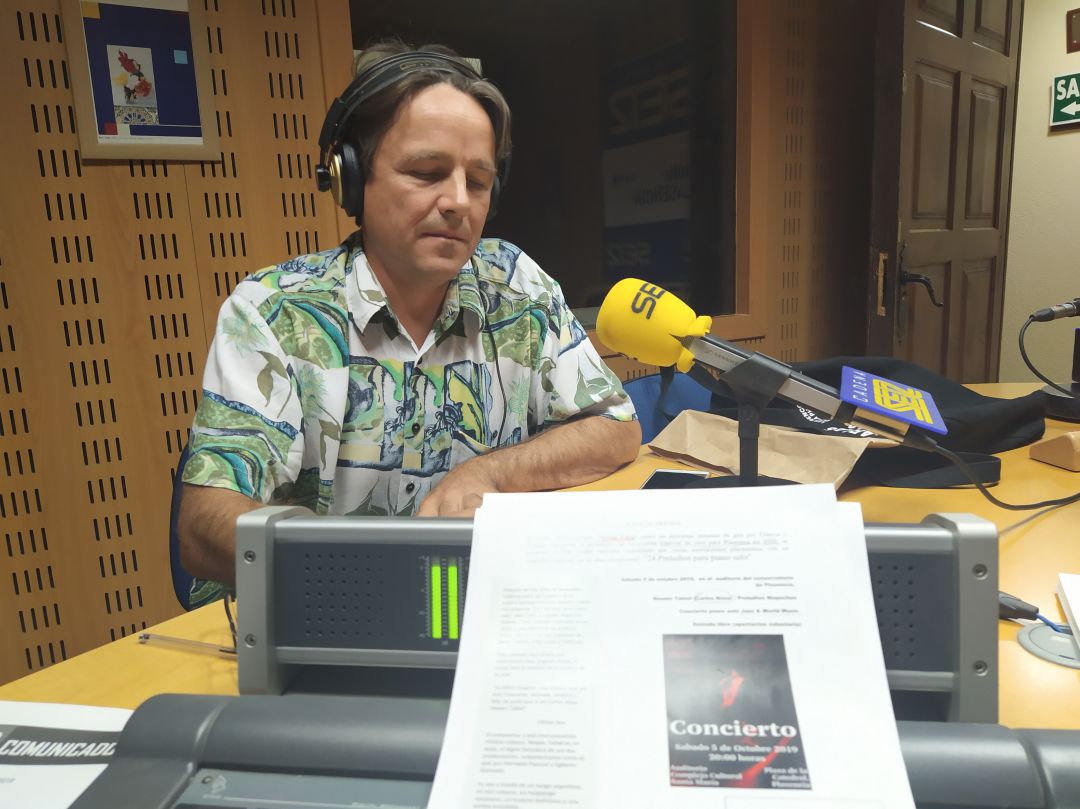 Bertrand Curtois escuchando a Carlos Maza Bertrand Curtois escuchando a Carlos Maza