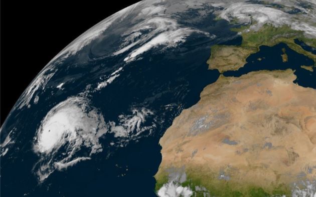 Una imagen para la historia; nunca un huracán de categoría 5 se había acercado tanto a Europa. Una imagen para la historia; nunca un huracán de categoría 5 se había acercado tanto a Europa.
