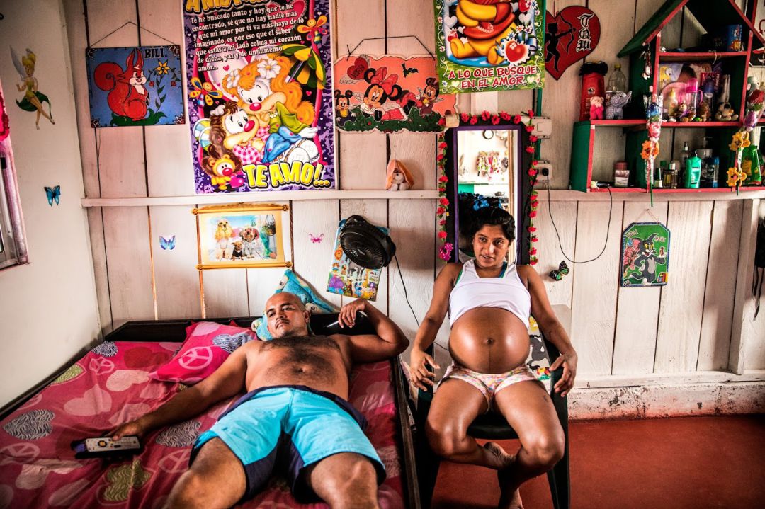 En la imagen una ex guerrillera de las FARC, embarazada. Nominada a World Press Photo del Año y segundo premio en la Categoría Temas Contemporáneos modalidad Reportaje En la imagen una ex guerrillera de las FARC, embarazada. Nominada a World Press Photo del Año y segundo premio en la Categoría Temas Contemporáneos modalidad Reportaje