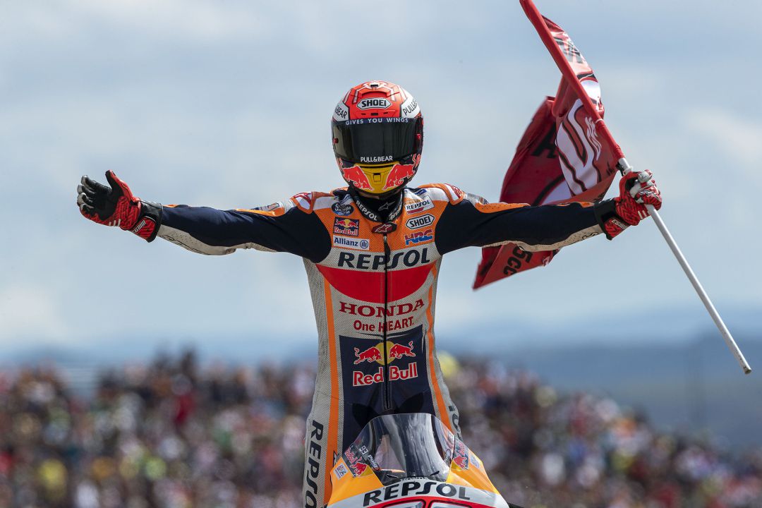Marc Márquez celebra la victoria en el GP de Aragón Marc Márquez celebra la victoria en el GP de Aragón