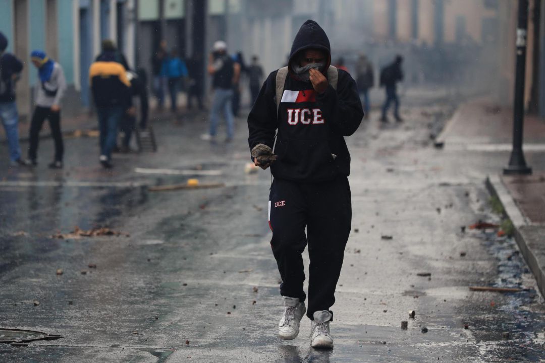Un manifestante con su rostro cubierto sostiene algunas rocas durante una jornada de protesta contra las medidas económicas del Gobierno de Lenín Moreno en Quito Un manifestante con su rostro cubierto sostiene algunas rocas durante una jornada de protesta contra las medidas económicas del Gobierno de Lenín Moreno en Quito
