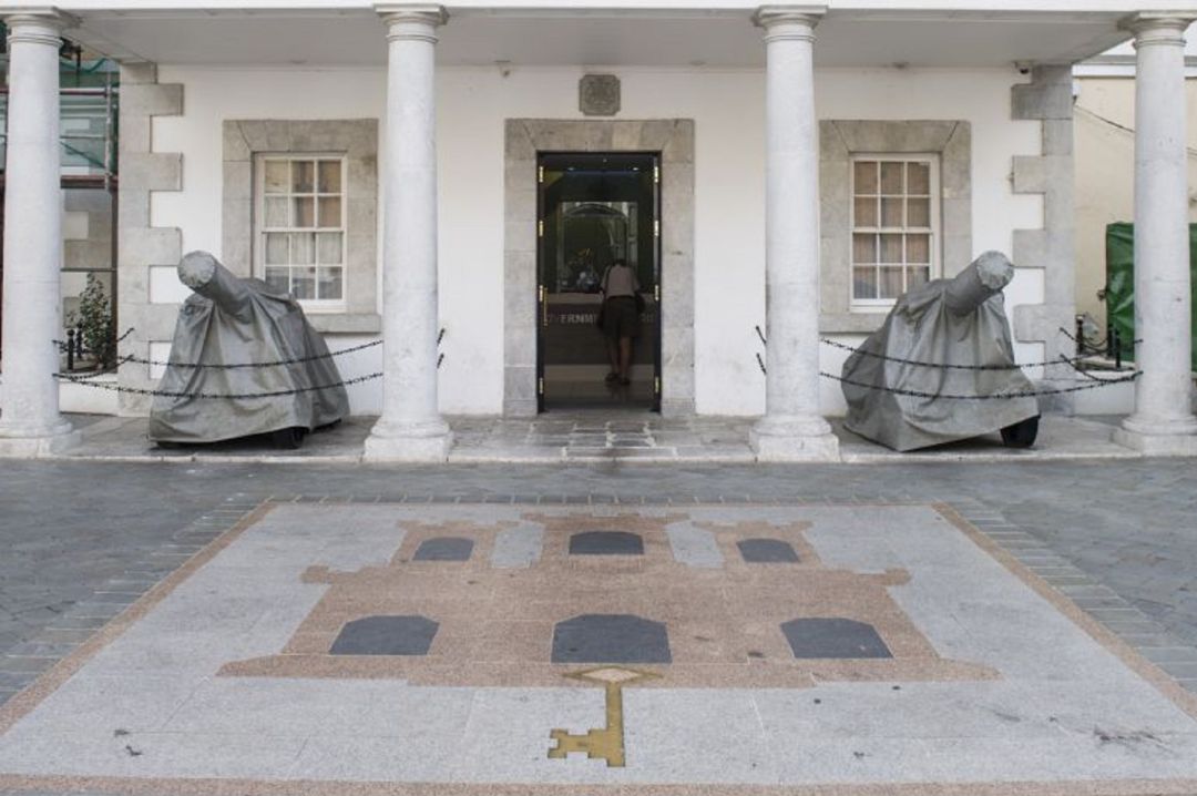 Número 6 de 'Convent Place', sede del Gobierno de Gibraltar. Número 6 de 'Convent Place', sede del Gobierno de Gibraltar.