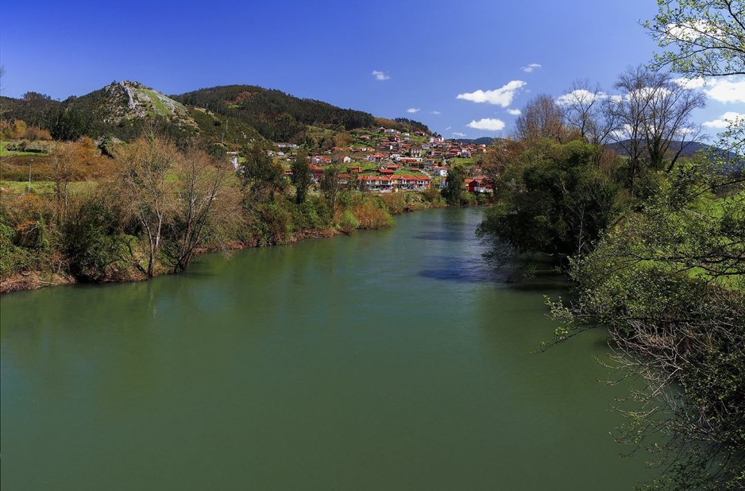 Vista de San Román de Candamo, con el río Nalón en primer término Vista de San Román de Candamo, con el río Nalón en primer término