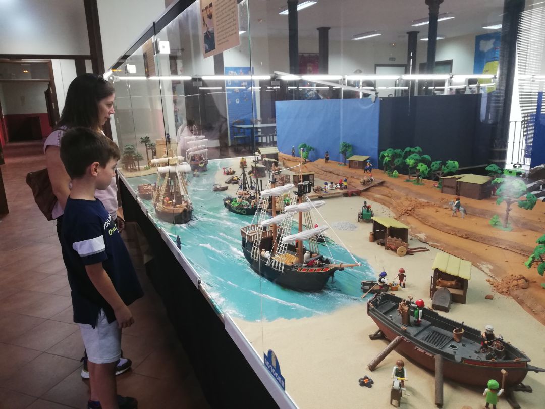 Madre e hijo junto a una de las cinco maquetas que componen la exposición Madre e hijo junto a una de las cinco maquetas que componen la exposición