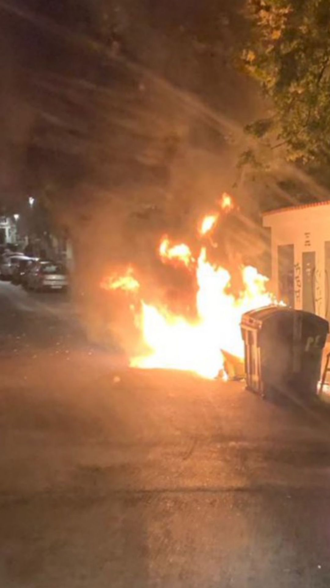 Detenido un pirómano tras quemar un contenedor de basuras en la calle Medina Detenido un pirómano tras quemar un contenedor de basuras en la calle Medina