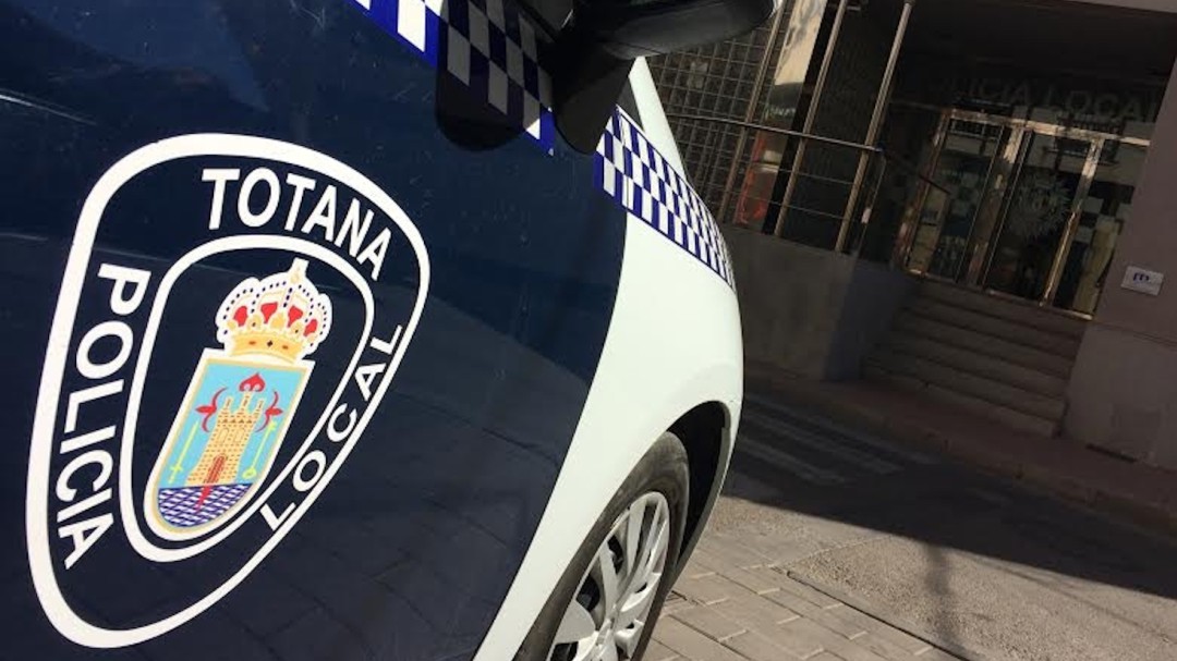 Da a luz en plena calle asistida por la Policía Local de Totana