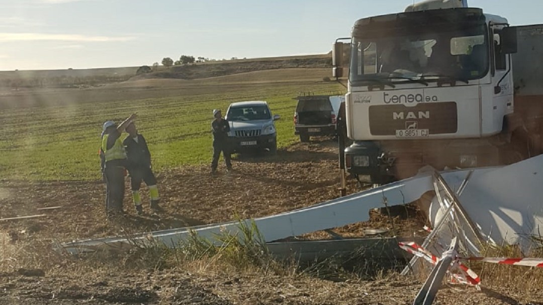 Una colisión entre dos camiones provoca retenciones en la A-62 a la altura de Dueñas y daños en el tendido eléctrico