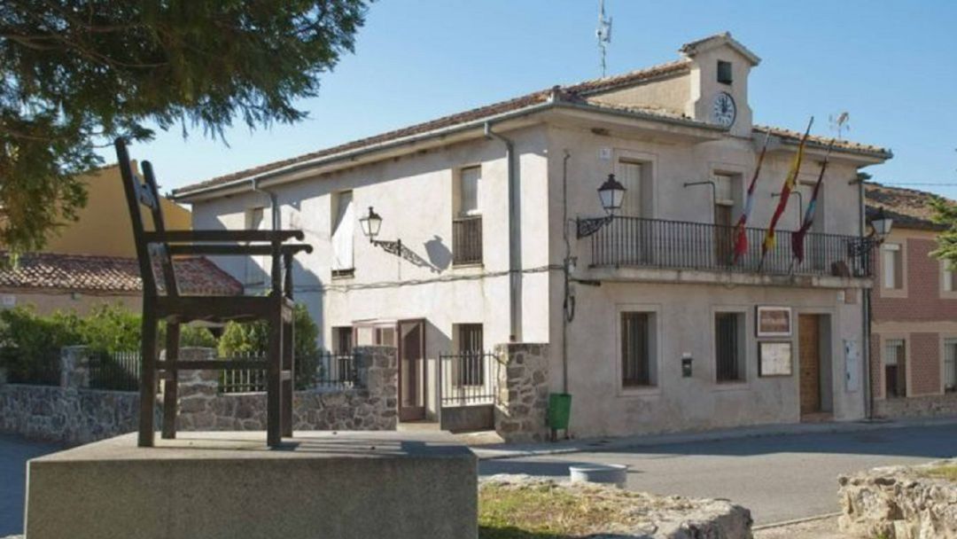 Fachada del Ayuntamiento de Torrecaballeros Fachada del Ayuntamiento de Torrecaballeros