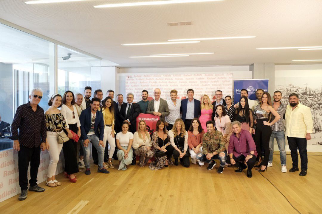 Foto de familia de algunos de los artistas premiados en la V edición de los Premios Radiolé Foto de familia de algunos de los artistas premiados en la V edición de los Premios Radiolé