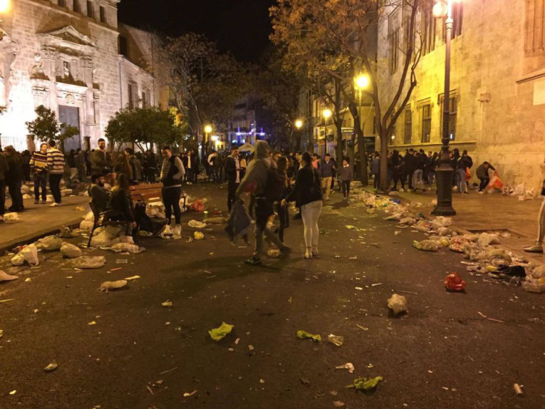 Suciedad y botellón en Fallas Suciedad y botellón en Fallas