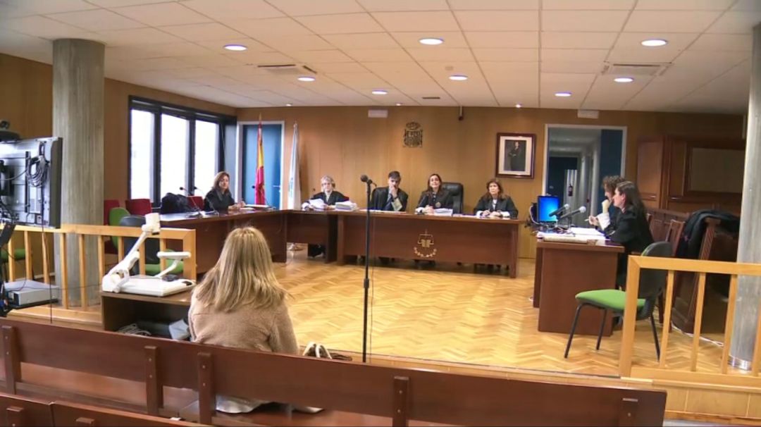 La acusada, de espaldas, ante el tribunal que la absolvió La acusada, de espaldas, ante el tribunal que la absolvió