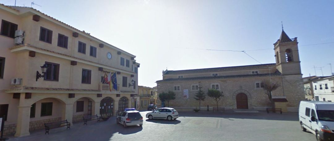 Ayuntamiento y parroquia de Casas de Fernando Alonso Ayuntamiento y parroquia de Casas de Fernando Alonso