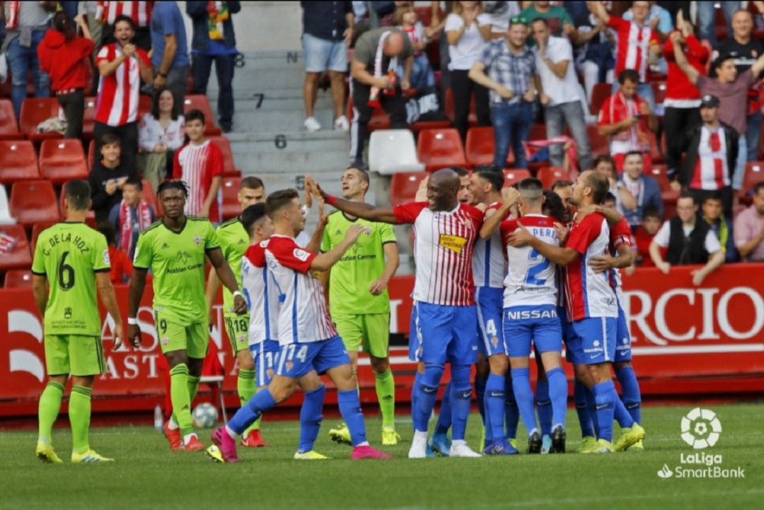 Los jugadores rojiblancos celebran el gol de Babin Los jugadores rojiblancos celebran el gol de Babin
