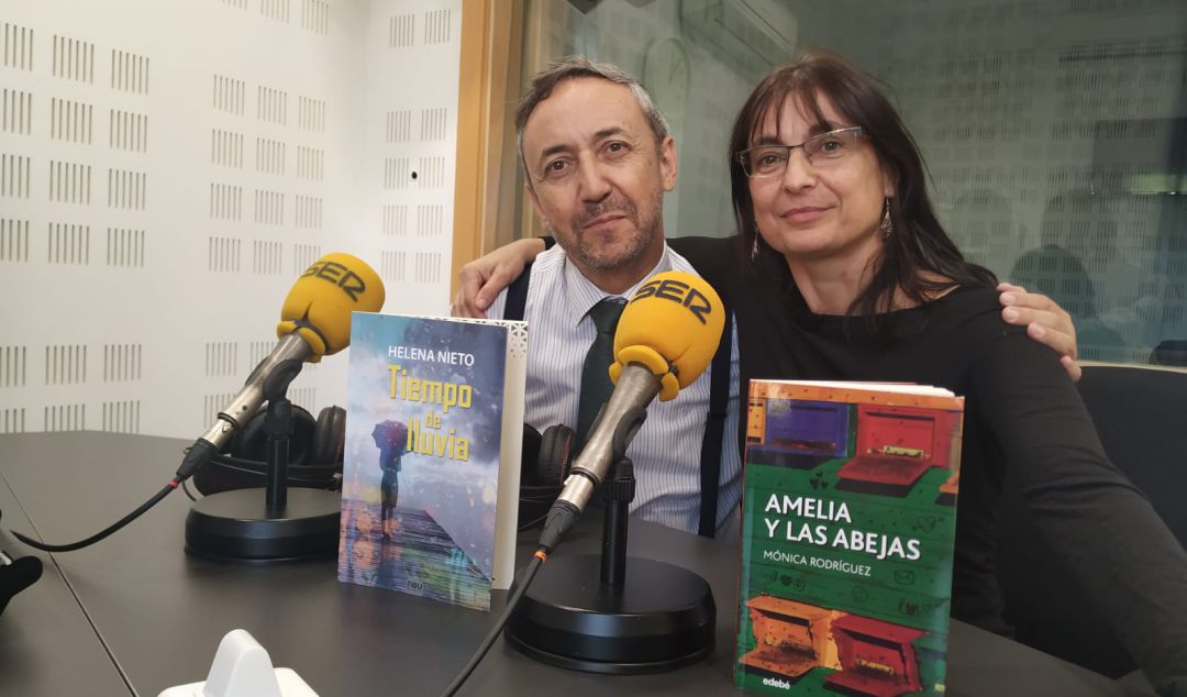 La escritora Mónica Rodríguez junto a Chema Contreras, director de Rincón literario La escritora Mónica Rodríguez junto a Chema Contreras, director de Rincón literario