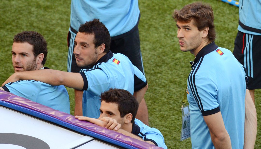 Mata y Llorente, junto con otros compañeros en su etapa en la selección española Mata y Llorente, junto con otros compañeros en su etapa en la selección española