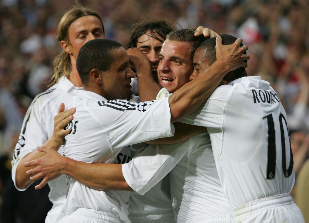 Guti, Raúl, Roberto Carlos, Soldado y Robinho celebran un gol del Real Madrid en el Santiago Bernabéu Guti, Raúl, Roberto Carlos, Soldado y Robinho celebran un gol del Real Madrid en el Santiago Bernabéu