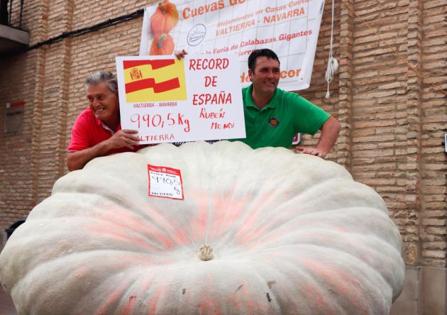 Rubén Mendi, con su calabaza gigante de 990,5 kilos. Rubén Mendi, con su calabaza gigante de 990,5 kilos.
