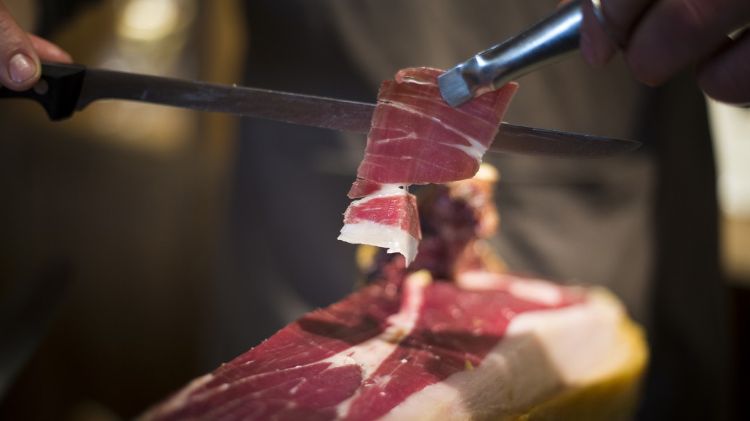 Cómo diferenciar el jamón ibérico del jamón serrano