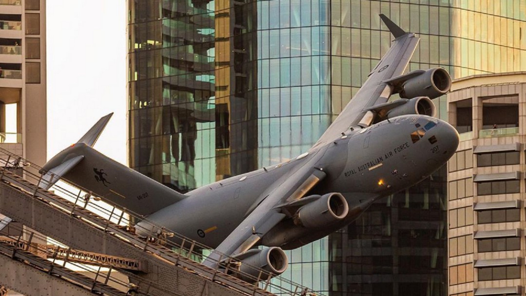 Las impactantes imágenes de un avión militar de grandes dimensiones volando entre rascacielos