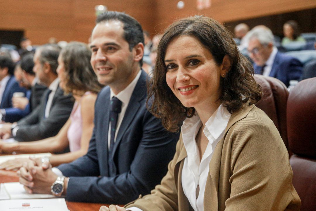 El vicepresidente y la presidenta de la Comunidad de Madrid, Ignacio Aguado e Isabel Díaz Ayuso, sentados en sus escaños durante una sesión plenaria en Madrid (España), a 3 de octubre de 2019.
El vicepresidente y la presidenta de la Comunidad de Madrid, Ignacio Aguado e Isabel Díaz Ayuso, sentados en sus escaños durante una sesión plenaria en Madrid (España), a 3 de octubre de 2019.