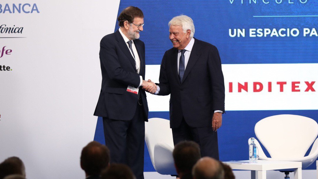 Mariano Rajoy hace reír a Felipe González al contar por qué subió los impuestos pese a ser "de derecha"