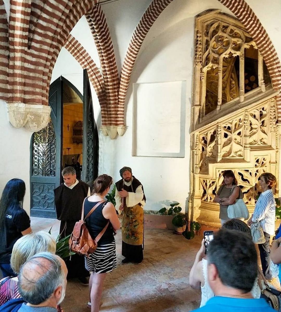 Turistas en una de las visitas teatralizadas en el Palau Ducal. Turistas en una de las visitas teatralizadas en el Palau Ducal.