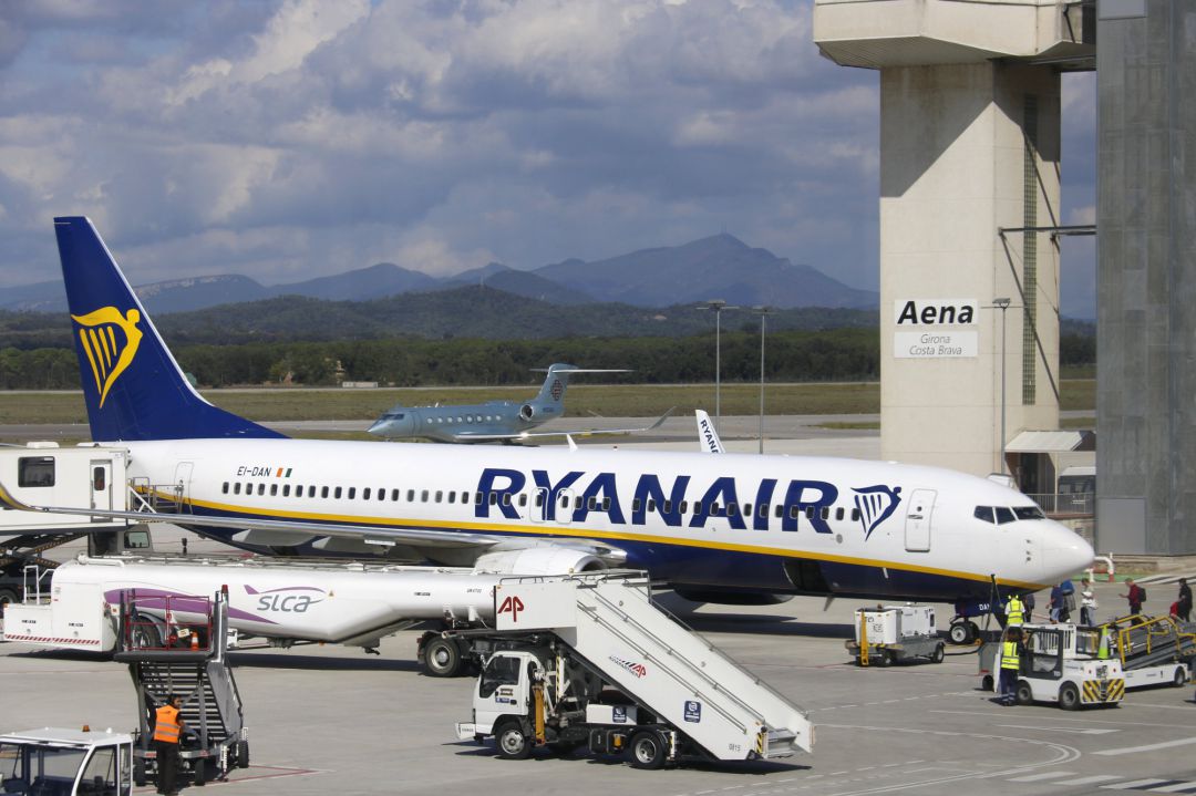 Un dels avions de Ryanair aterrats a l'Aeroport Girona-Costa Brava amb la torre de control de fons Un dels avions de Ryanair aterrats a l'Aeroport Girona-Costa Brava amb la torre de control de fons