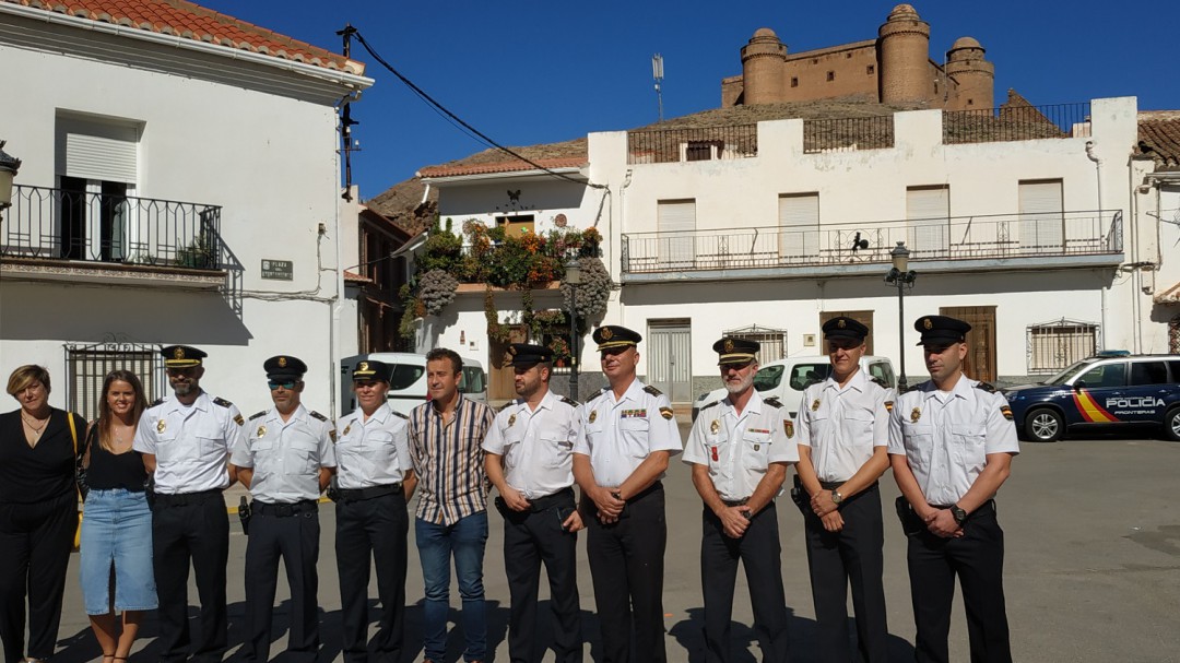 El pleno del Ayuntamiento de La Calahorra hace un reconocimiento al policia que evitó una probable tragedia este verano