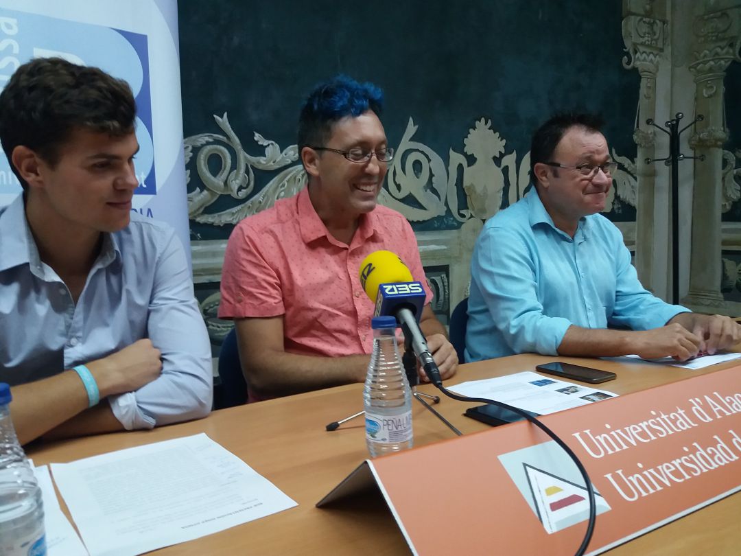 Adrián Cabrera, concejal de Educación, Carles Cortés, Vicerrector de Cultura y Josep Ochoa , director de la Seu Universitaria de Benissa. Adrián Cabrera, concejal de Educación, Carles Cortés, Vicerrector de Cultura y Josep Ochoa , director de la Seu Universitaria de Benissa.