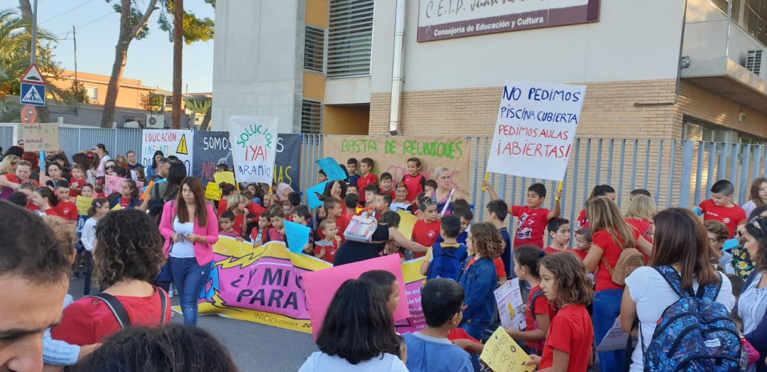 Concentración a las puertas del centro Concentración a las puertas del centro