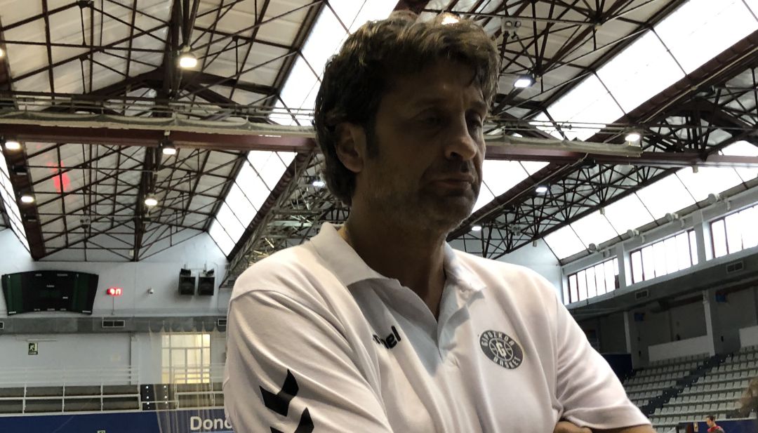 Marcelo Nicola espera a hablar en el Gasca Marcelo Nicola espera a hablar en el Gasca