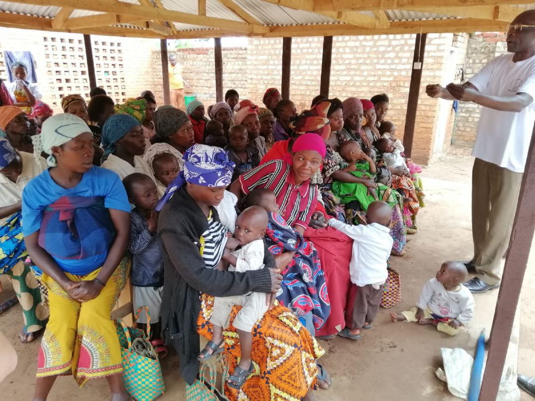 Mujeres con sus hijos recibiendo enseñanza sobre nutrición Mujeres con sus hijos recibiendo enseñanza sobre nutrición