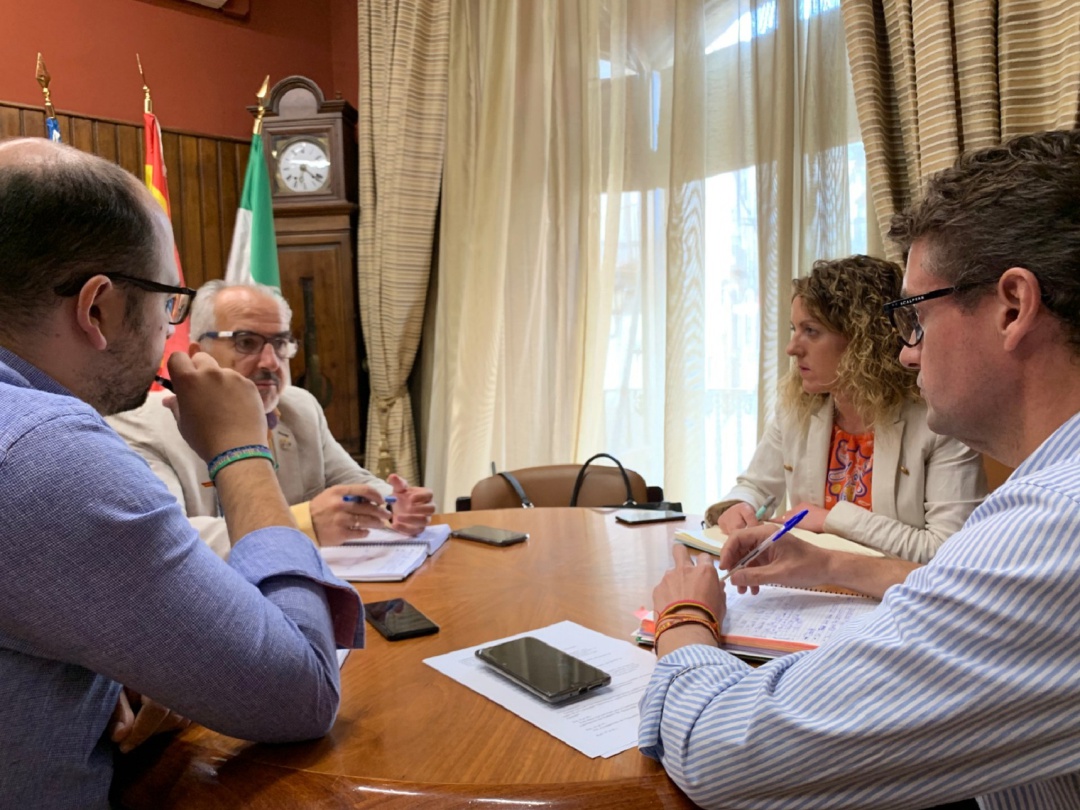Reunidos de izquierda a derecha de la imagen, Pascual Manjón de Iznatoraf, Gabriel Fajardo de Villanueva del Arzobispo, Ana Belén Rescalvo de Sorihuela del Guadalimar y el anfitrión y alcalde de Villacarrillo, Francisco Miralles. Reunidos de izquierda a derecha de la imagen, Pascual Manjón de Iznatoraf, Gabriel Fajardo de Villanueva del Arzobispo, Ana Belén Rescalvo de Sorihuela del Guadalimar y el anfitrión y alcalde de Villacarrillo, Francisco Miralles.