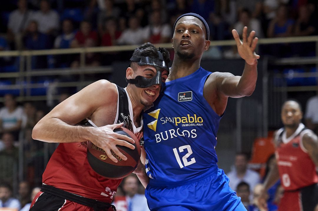 El fuenlabreño Marc García (i) ante Thad McFadden durante el partido de Montakit Fuenlabrada ante San Pablo Burgos de la primera jornada. El fuenlabreño Marc García (i) ante Thad McFadden durante el partido de Montakit Fuenlabrada ante San Pablo Burgos de la primera jornada.
