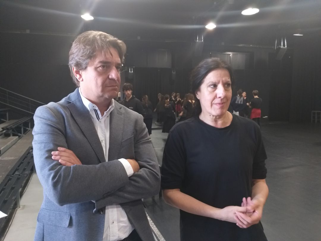 El alcalde de Fuenlabrada y María Pagés durante la visita al Centro Coreográfico que en Fuenlabrada lleva su nombre y gestiona la bailaora. El alcalde de Fuenlabrada y María Pagés durante la visita al Centro Coreográfico que en Fuenlabrada lleva su nombre y gestiona la bailaora.