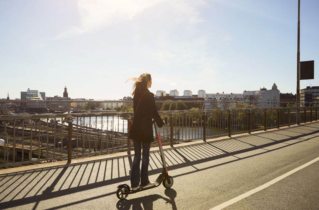 Foto de archivo de un patinete eléctrico. Foto de archivo de un patinete eléctrico.