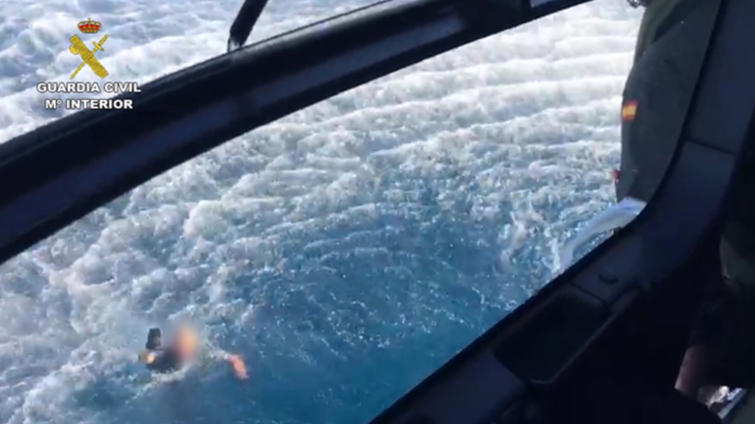 Una lancha de narcos rescata del agua a tres guardias civiles